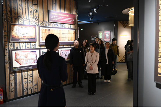 法學(xué)院開展“深耕教育沃土，鑄牢中華民族共同體意識(shí)根基”主題黨日活動(dòng)