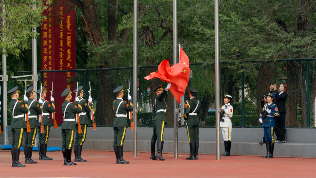 學(xué)校舉辦慶祝中華人民共和國成立75周年“同升國旗，同唱國歌”升國旗儀式